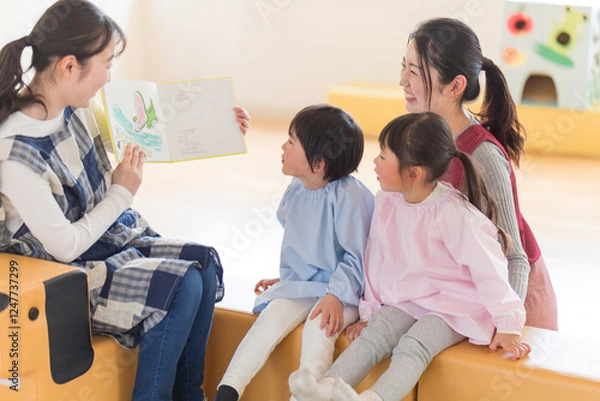 Obraz 読み聞かせをする保育士