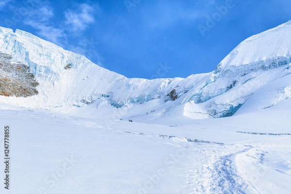 Fototapeta 氷河に覆われたワイナポトシ - 登山者の挑戦