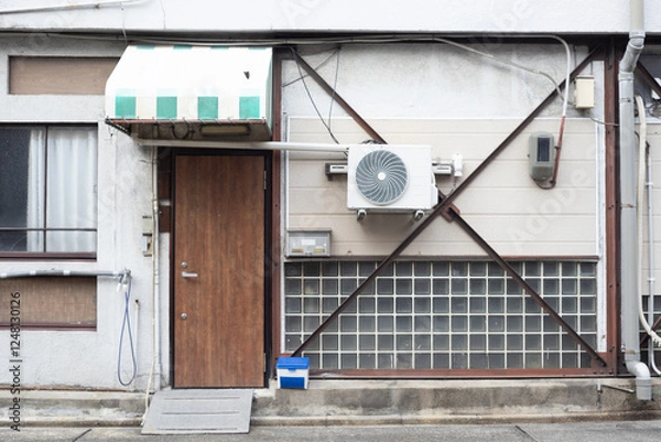 Fototapeta 街中にある日本の古い家