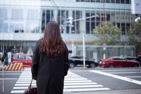 Fototapeta 横断歩道を待つ女性の後ろ姿