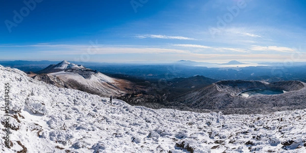 Fototapeta 雪の霧島ジオパークから桜島・錦江湾ジオパークを望む_韓国岳 高千穂峰 桜島