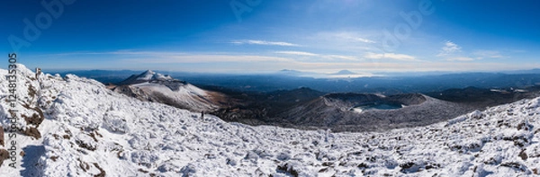 Fototapeta 雪の霧島ジオパークから桜島・錦江湾ジオパークを望む_韓国岳 高千穂峰 桜島