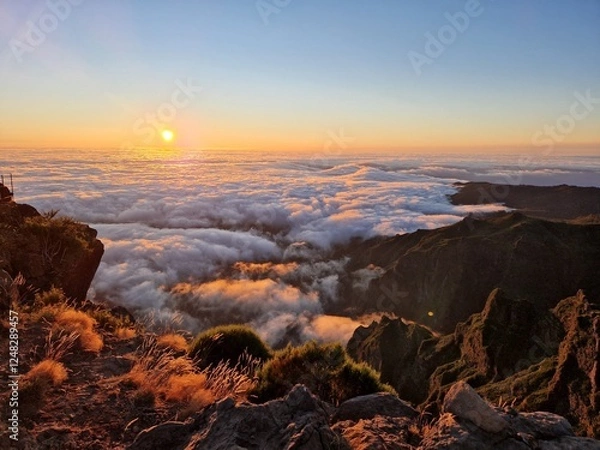 Obraz Breathtaking sunrise at Pico do Arieiro, sunrise above the clouds, hiking trial from Pico do Areerio to Pico do Ruivo. Madeira, Portugal