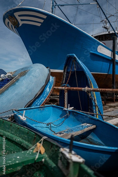 Fototapeta Bateau de pêche et barques dans le port de Fontarrabie (Hondarrabia) en espagne.