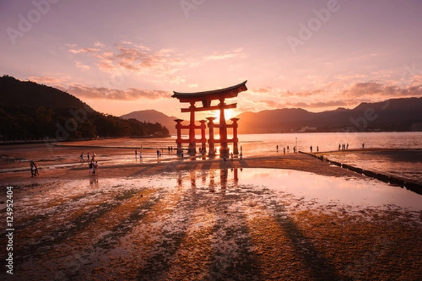 Obraz 夕暮れの厳島神社大鳥居