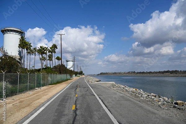 Fototapeta The Santa Ana River Trail is a multi-use trail complex that runs alongside the river from the Pacific Ocean at Huntington Beach to the Riverside county line.