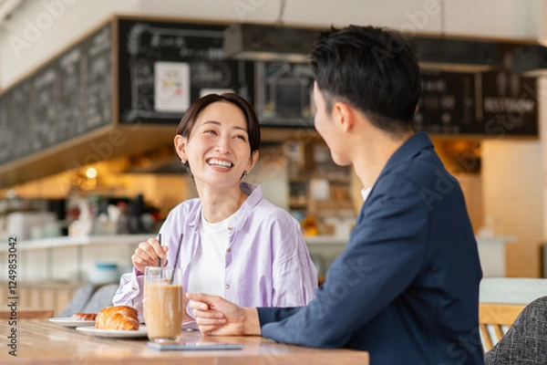 Obraz カフェでくつろぐミドルの夫婦