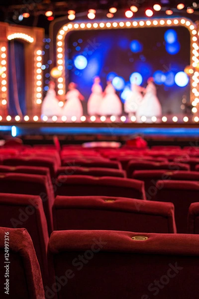 Obraz Halla z pustymi czerwonymi krzesłami