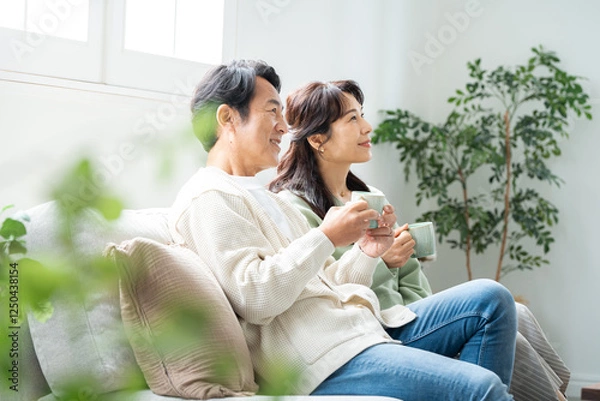 Fototapeta リビングでティータイムする50代夫婦