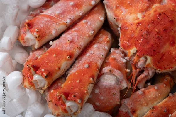 Fototapeta 高級シーフードの王様！発泡スチロールに梱包された冷凍タラバガニ。贈答用やお歳暮、お中元に最適な豪華な海の幸。新鮮なカニの甘みを家庭で楽しめる絶品グルメ。冬の味覚として鍋や焼きガニ、カニしゃぶにもおすすめ！