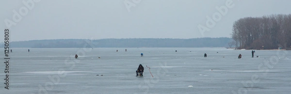 Obraz зимняя рыбалка/ рыбаки ловят рыбу подо льдом зимой