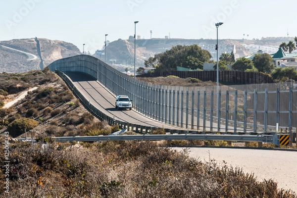 Fototapeta San Diego w Kalifornii i Tijuana w Meksyku międzynarodowy mur graniczny z pojazdem patrolowym.