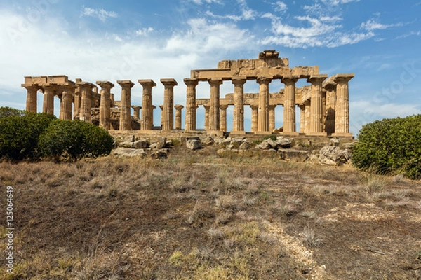 Fototapeta Temple E (490-480 BC) in Selinunte, thought to be dedicated to Hera, considered to be one of the finest examples of Doric architecture in Sicily.