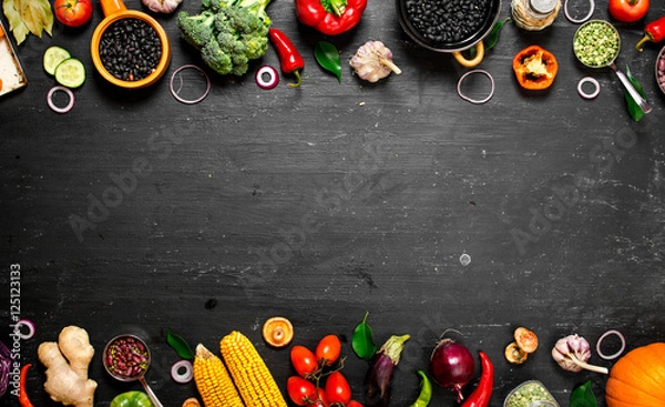 Obraz Rama żywności ekologicznej. Świeże surowe warzywa z czarną fasolą.