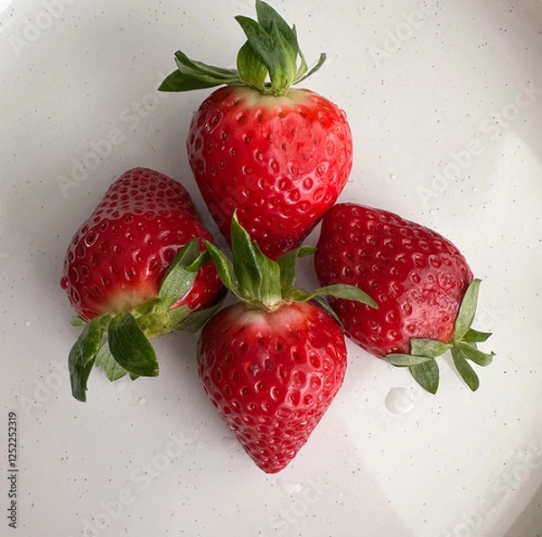 Obraz fresh strawberries on a plate