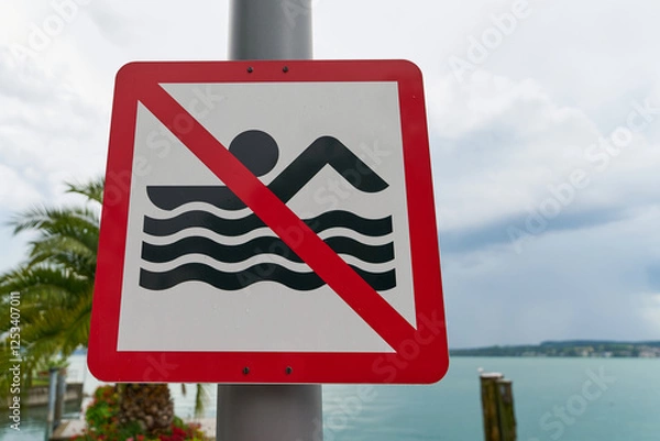 Obraz Schild mit dem Hinweis auf Badeverbot im Hafen von Überlingen am Bodensee in Deutschland