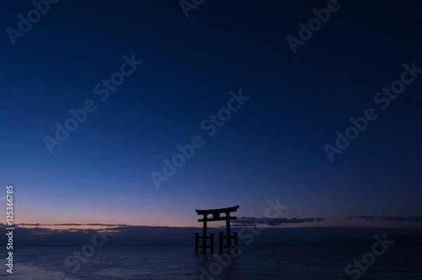 Fototapeta 夜明け間近の白髭神社
