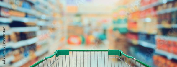 Obraz Zakupy w supermarkecie z koszykiem