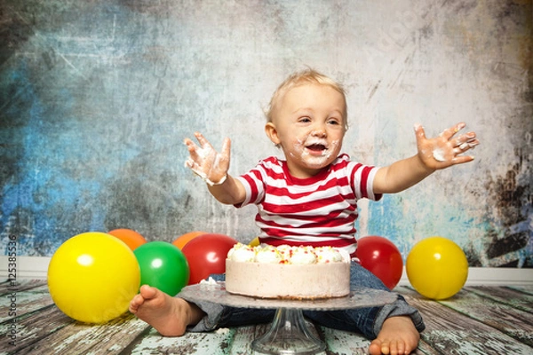 Obraz wielka radość z urodzinowego tortu