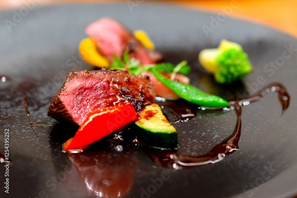 Fototapeta フランス料理　肉料理　鹿肉　美しい　芸術的