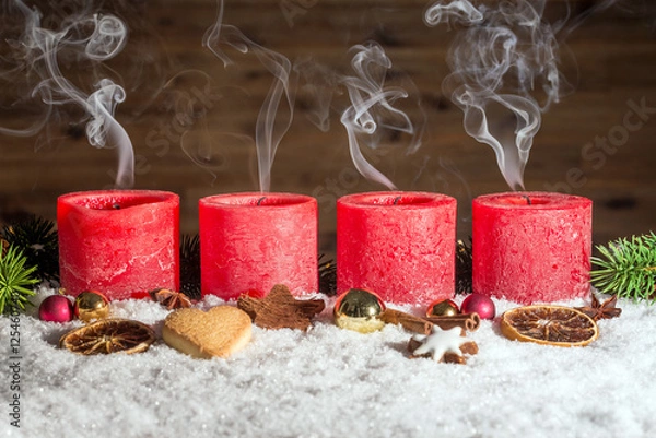 Obraz Vier ausgepustete Adventskerzen in Schnee