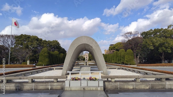 Obraz 日本　広島県広島市 平和記念公園 広島平和都市記念碑 平和の灯 原爆ドーム 正面からの写真