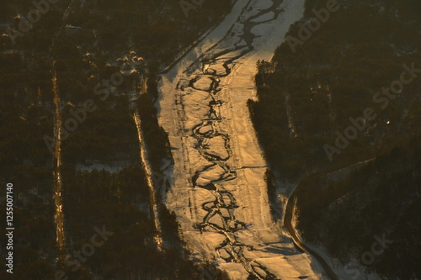 Obraz 空から見た朝日に輝く冬の河川