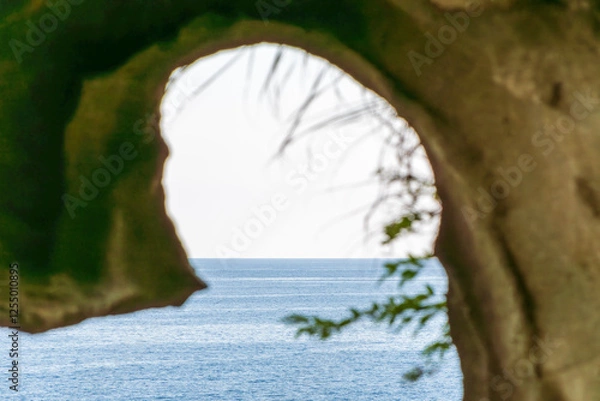 Fototapeta 自然の穴から覗く青い海の風景