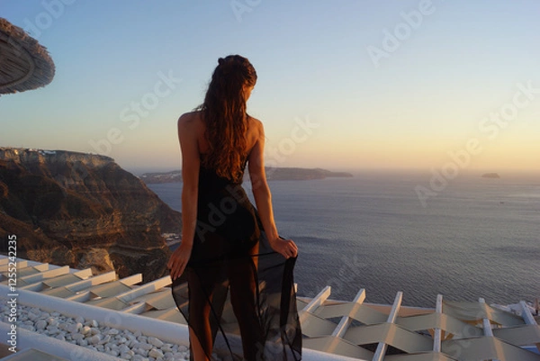 Obraz woman in santorini sunset