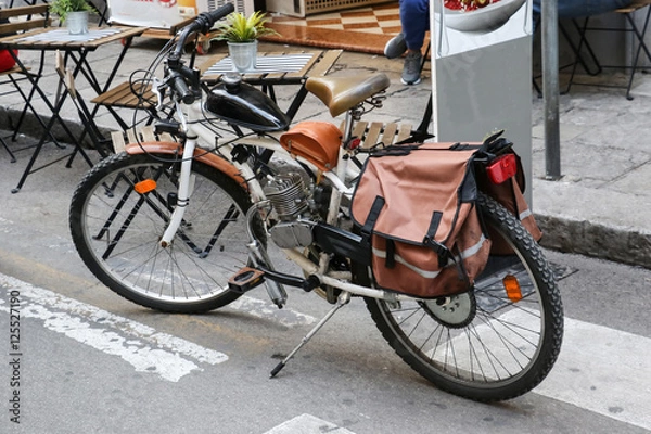 Fototapeta Bicicletta con motore a scoppio