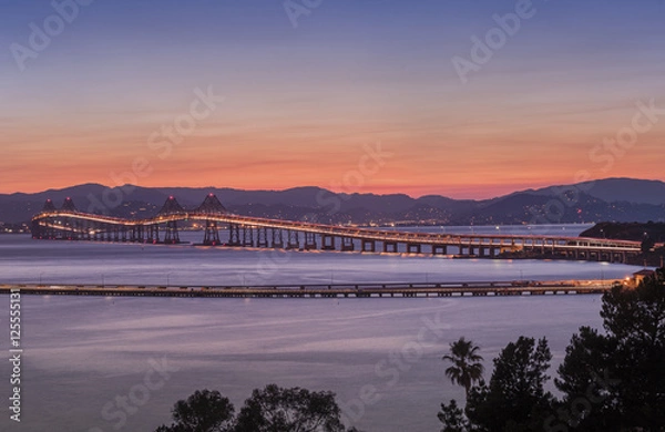 Obraz Richmond-San Rafael Bridge w Kalifornii o zmierzchu.