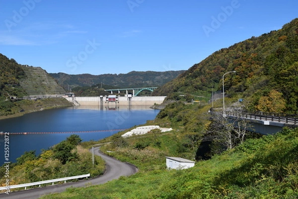 Fototapeta ダム湖百選・寒河江ダムと月山湖 ／ 山形県西川町にある、県内最大のダムです。ダムによって形成された人造湖は、月山より名を取って月山湖（がっさんこ）と命名され、財団法人ダム水源地環境整備センターが選定する、ダム湖百選に選ばれています。
