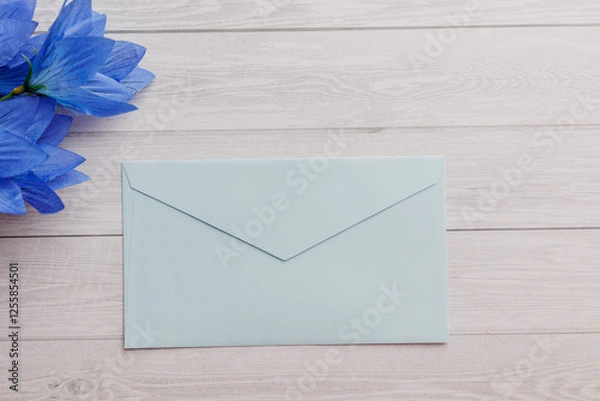 Fototapeta 机に置かれた水色の封筒