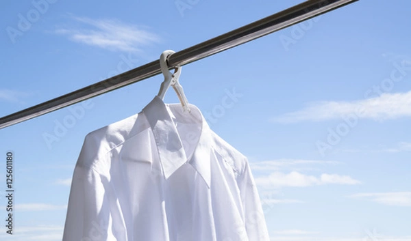 Fototapeta 洗濯日和　青空の下でのワイシャツ干し