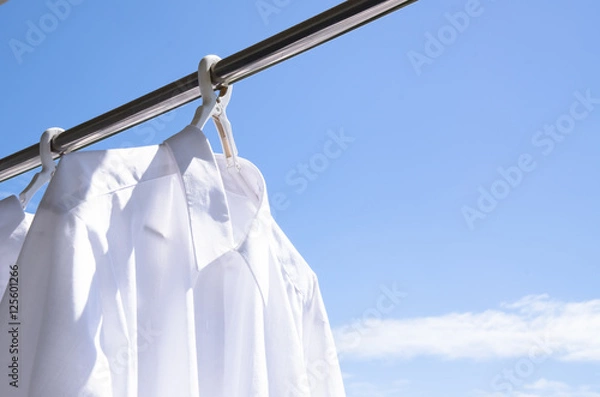 Obraz 洗濯日和　青空の下でのワイシャツ干し