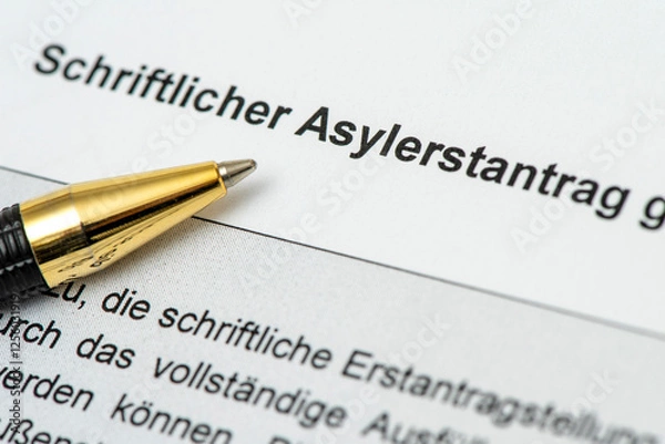 Fototapeta Ein Kugelschreiber liegt auf einem Asylerstantrag