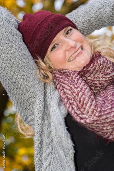 Obraz attraktive blonde Frau in einem herbstlichen Park
