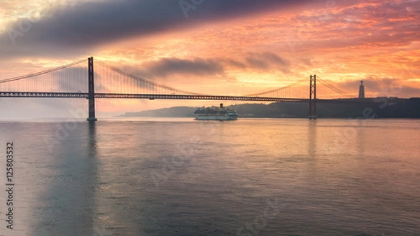 Obraz Lisbon at dawn, cruise past the bridge at sunrise.