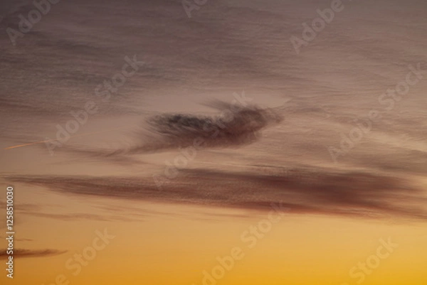 Obraz Zauberhafter Abendhimmel mit Wolken und Farbenspiel