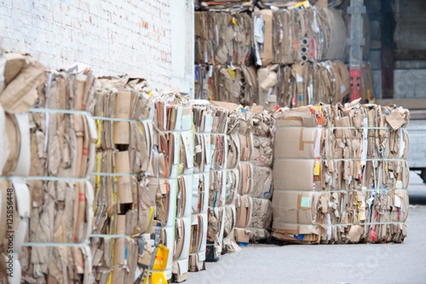 Fototapeta makulatura jest zbierana i pakowana do recyklingu