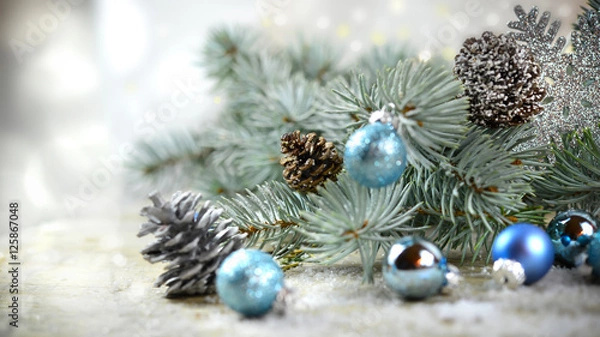 Obraz Weihnachtskarte mit Tannenzweigen und Baumkugeln