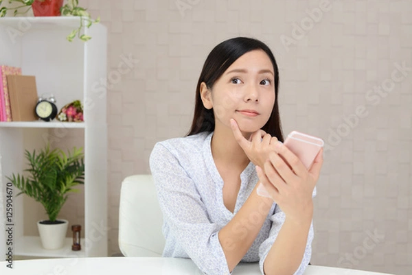 Fototapeta スマートフォンを持つ女性