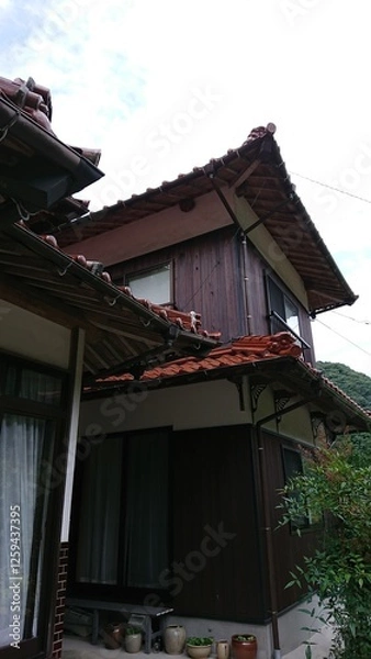 Fototapeta 2144)japanese yellow hornet nest under the eaves on the second floor(Photo taken at 14:29 on august 21, 2017)