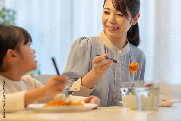 Fototapeta 食事をする親子