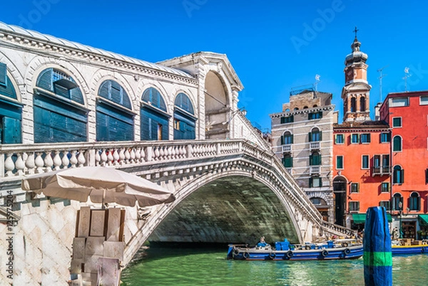 Fototapeta Rialto Bridge landmark Italy. / View at amazing touristic attraction Rialto Bridge in Venice city, Italy.
