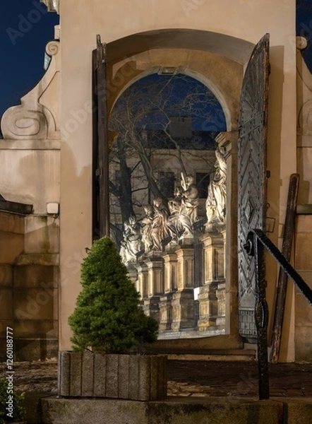 Fototapeta Kraków: Widok zza bramy na apostołów przed kościołem Św. Piotra i Pawła nocą