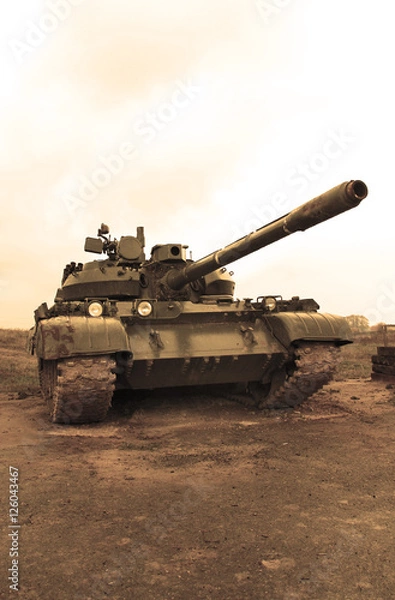 Obraz Czołg wojskowy w deszczową pogodę