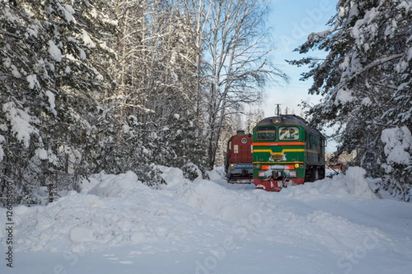 Fototapeta Тепловоз в зимнем лесу