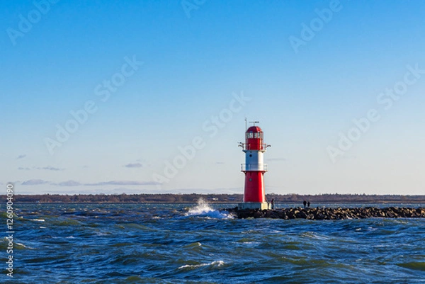 Fototapeta Wellen und Molenturm an der Küste der Ostsee in Warnemünde