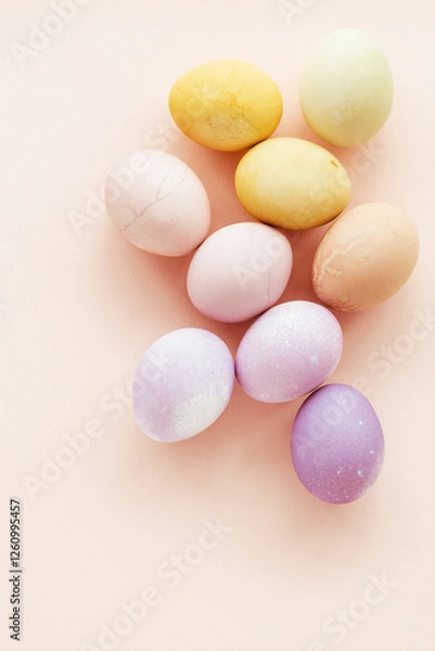 Obraz Natural dying Easter eggs on peach background. Easter greeting card.
